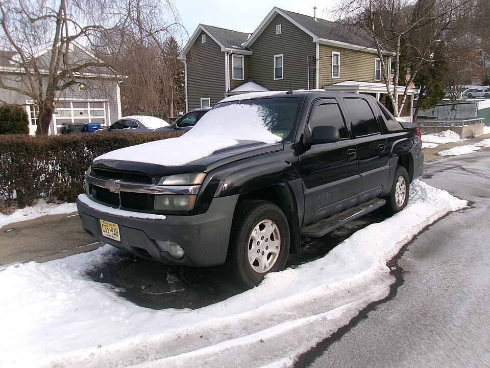 2003 Chevrolet Avalanche 1500 4WD, Front left, 01-03-2026