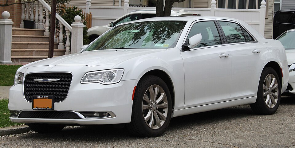 2016 Chrysler 300 Limited AWD front 4.22.19