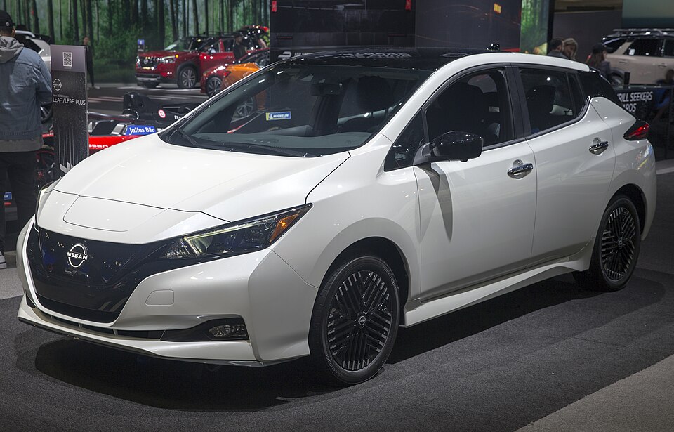 2023 Nissan Leaf in White, front left (NYIAS 2022)
