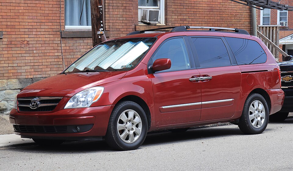 2008 Hyundai Entourage GLS in Cranberry Red, front left, 08-09-2026