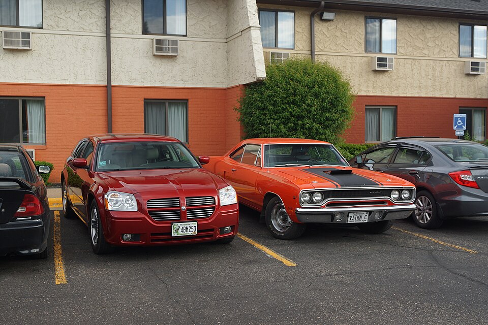 2005 Dodge Magnum RT & 1970 Plymouth Road Runner (35168106975)