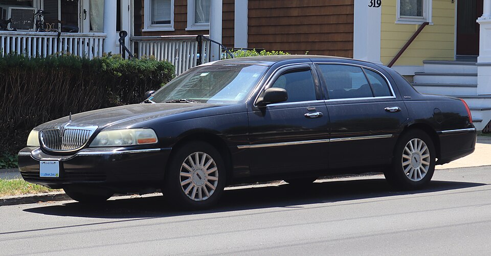 2005 Lincoln Town Car Executive L in Black, front left, 07-04-2026