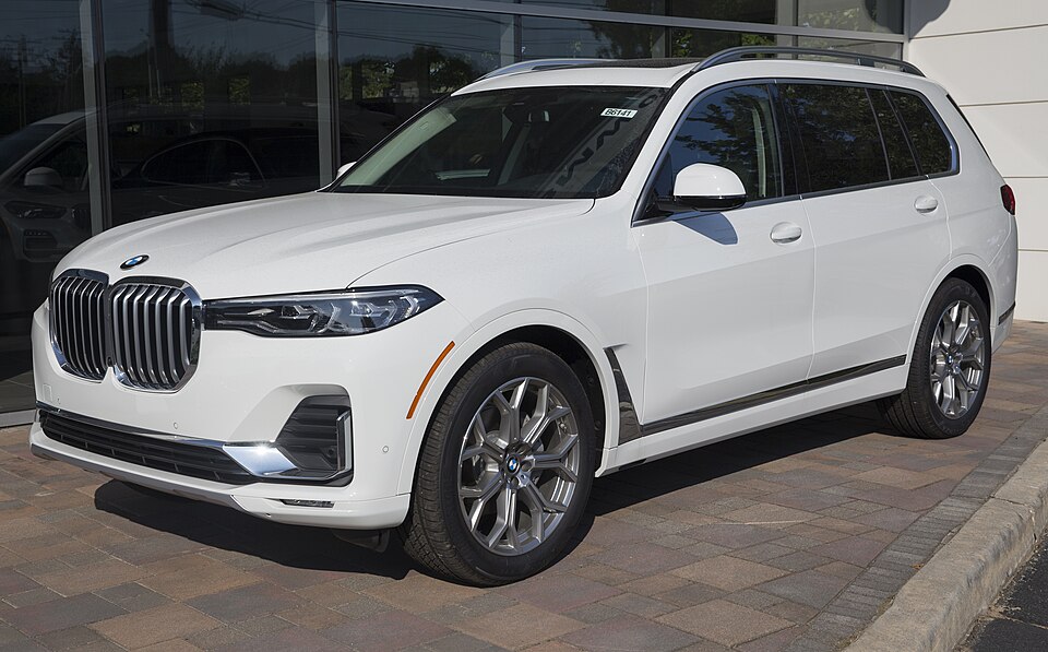 2019 BMW X7 xDrive40i in white, front left