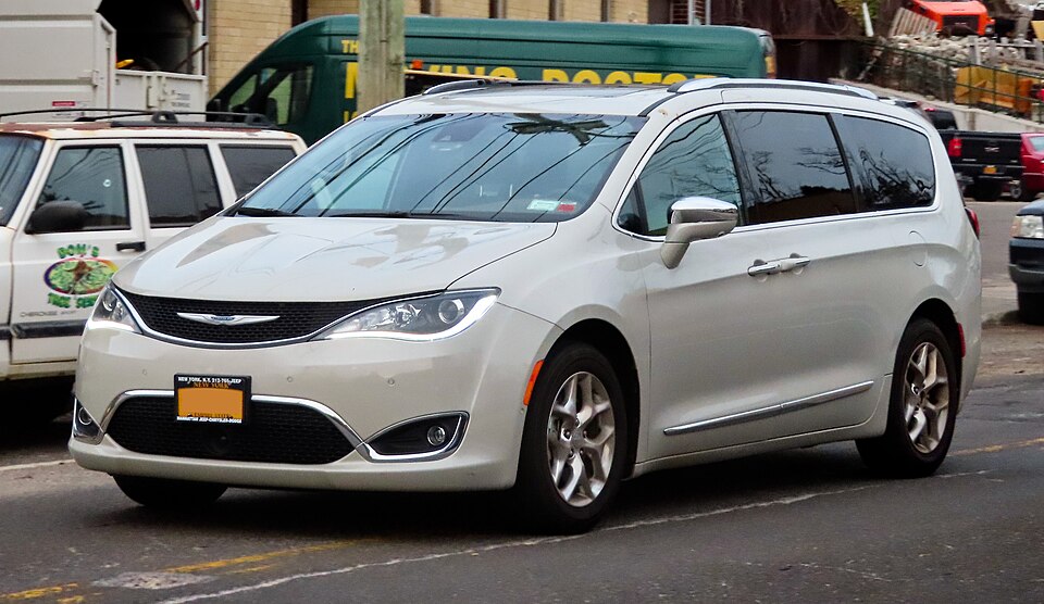 2017 Chrysler Pacifica Limited, front 12.21.19