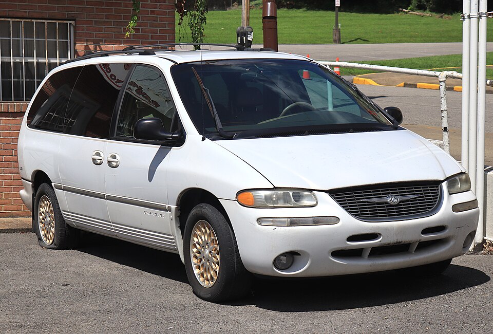 1998 Chrysler Town & Country in Bright White, front right, 08-23-2026