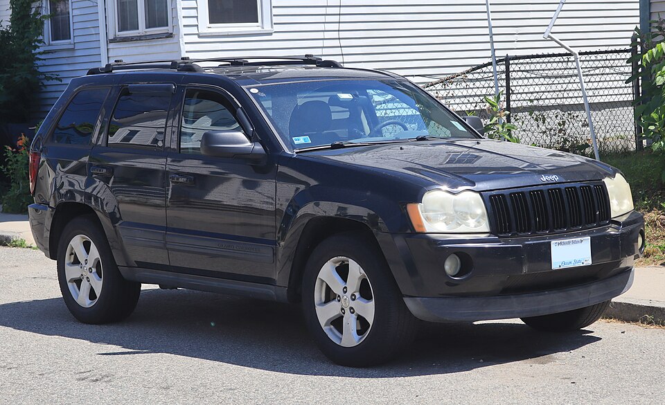 2006 Jeep Grand Cherokee Laredo in Black, front right, 07-04-2026