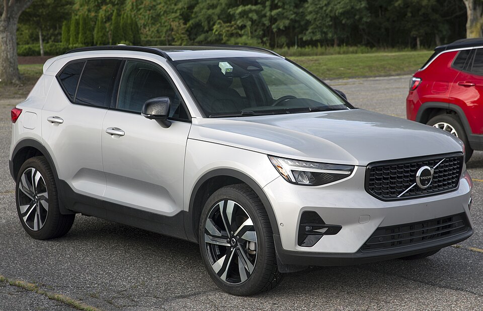 2025 Volvo XC40 B5 Plus in Silver Dawn, front right