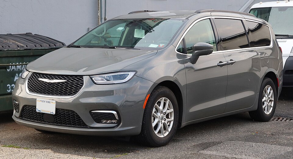 2022 Chrysler Pacifica Touring L (facelift), front 6.17.23