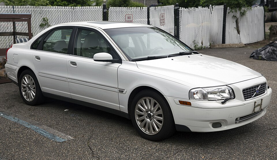 2004 Volvo S80 in Ice White, front right