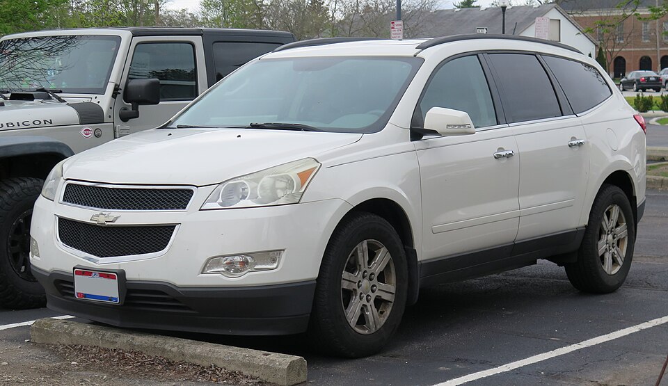 2011 Chevrolet Traverse LT in White Diamond Tricoat, front left, 04-26-2025