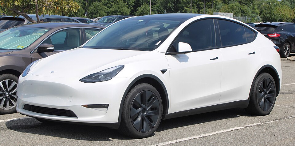 2024 Tesla Model Y Long Range, front left, 08-21-2026