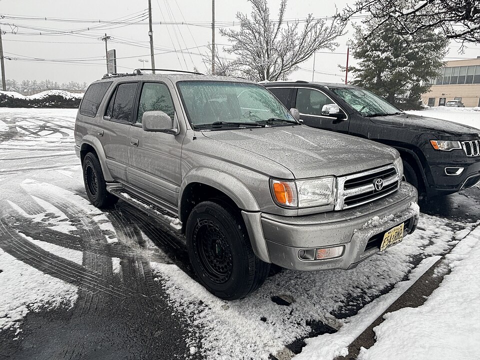 2001 Toyota 4Runner Limited 4WD, Front right, 01-18-2026