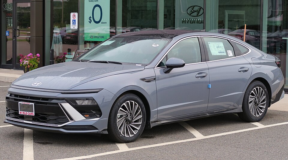 2026 Hyundai Sonata Preferred-Trend Hybrid in Transmission Blue, front left, 2026-08-09