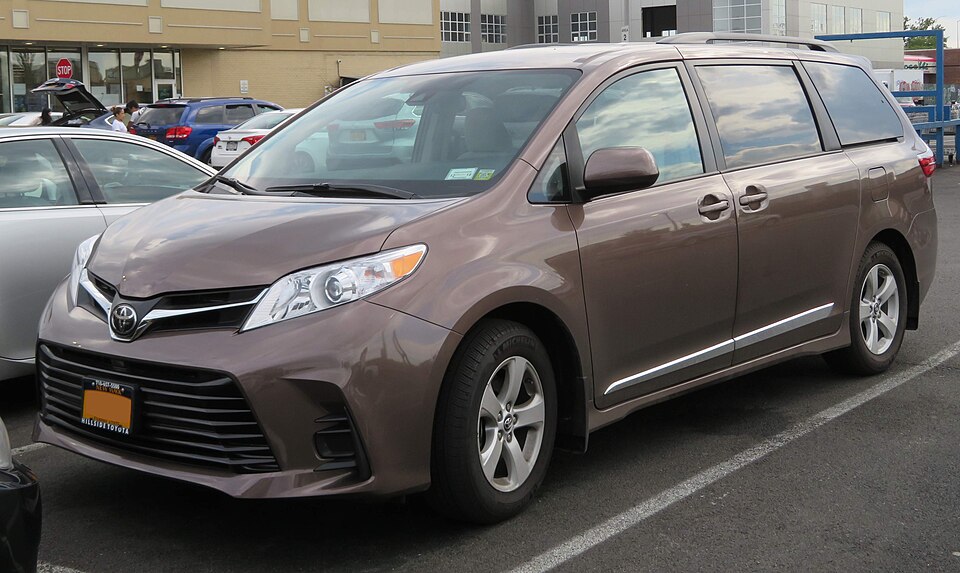 2018 Toyota Sienna LE front 6.24.18