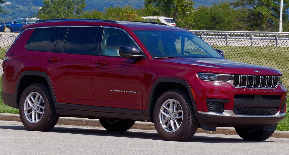 2022 Jeep Grand Cherokee L Laredo 4x4, front right, 08-24-2022