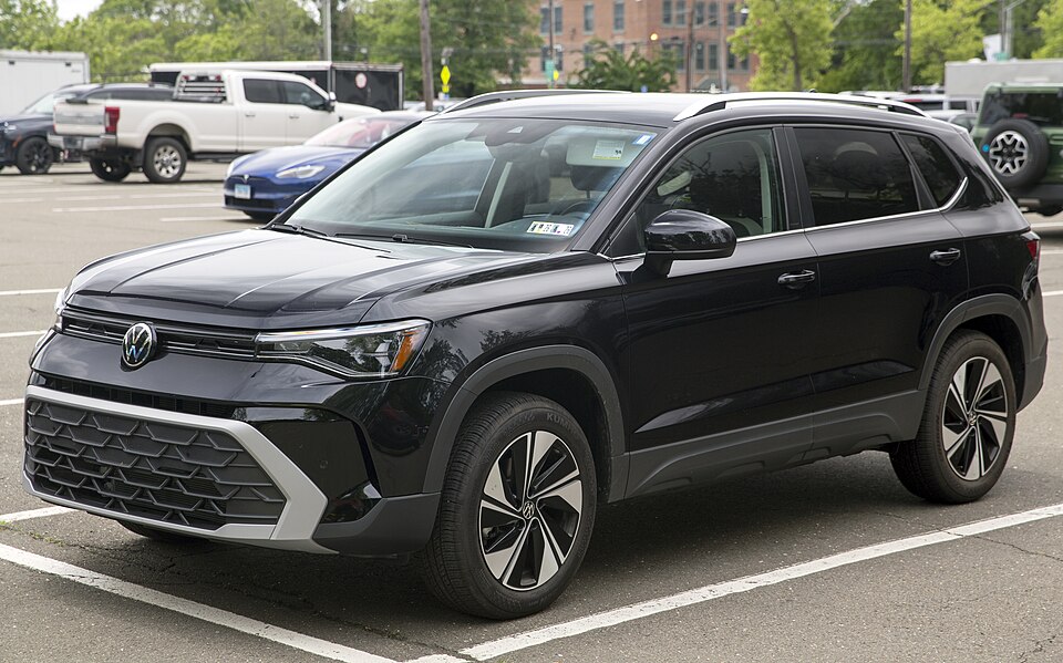 2025 Volkswagen Taos 4motion SE in Deep Black Pearl, front left