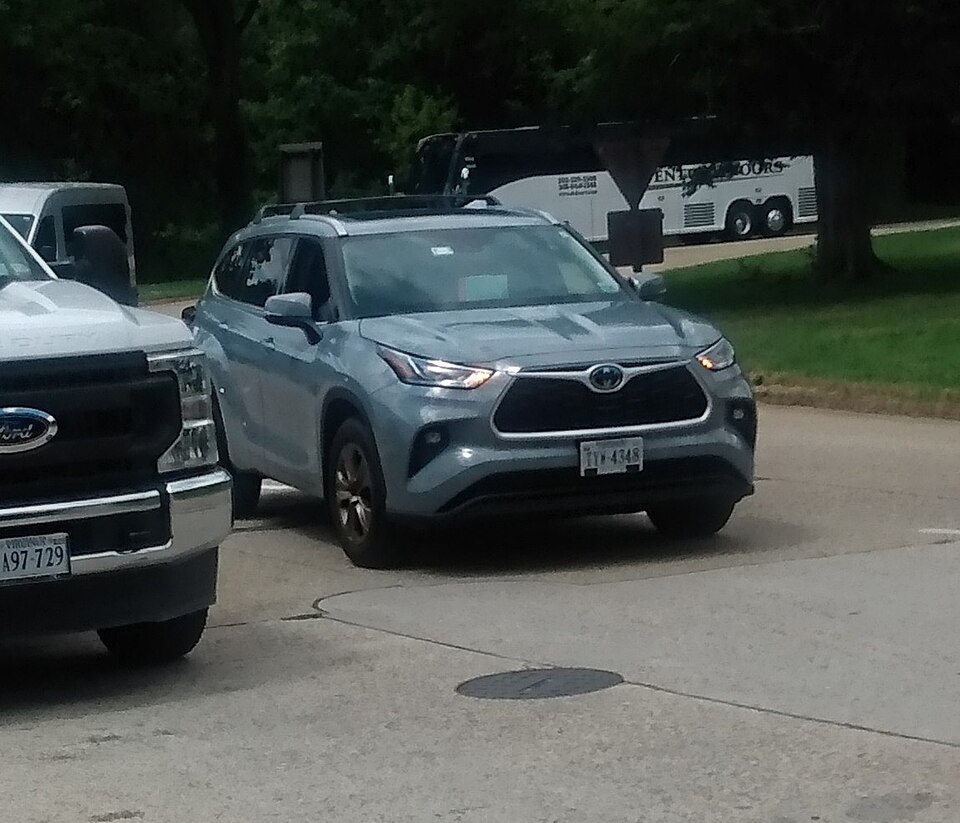 2022 Toyota Highlander Hybrid Bronze Edition front