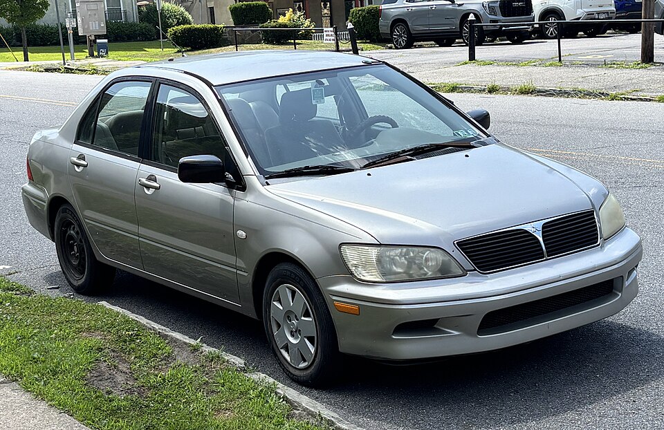 2002 Mitsubishi Lancer ES in Munich Silver Metallic, front right, 07-02-2026