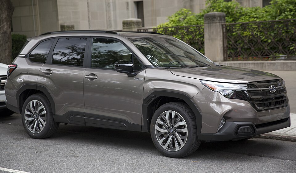 2025 Subaru Forester Hybrid Touring in Brilliant Bronze Metallic, front right