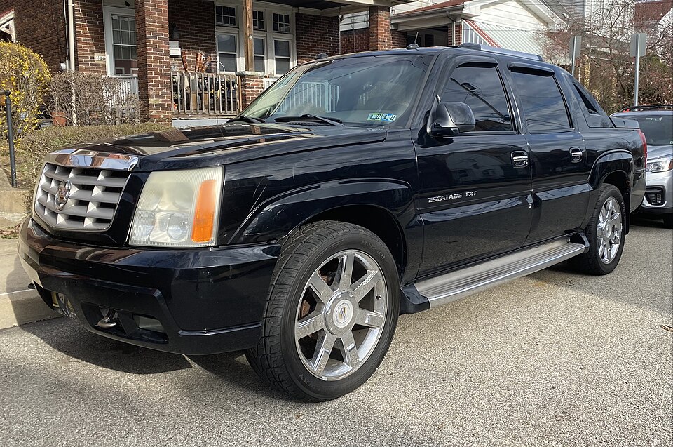2004 Cadillac Escalade EXT in Black Raven, front left, 3-24-2022