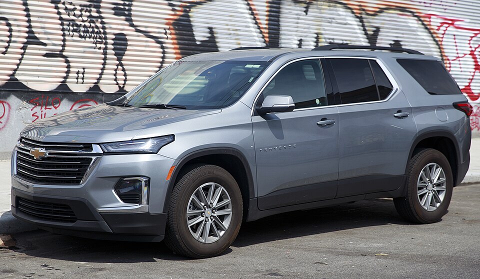2023 Chevrolet Traverse LT 3.6 V6 in Sterling Gray Metallic, front left