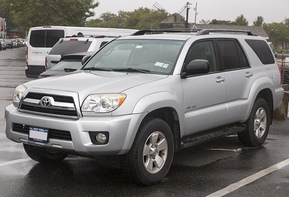 2006 Toyota 4Runner SR5 in Titanium Metallic, front left