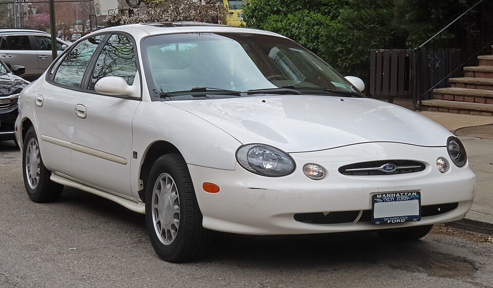 1999 Ford Taurus SE, front