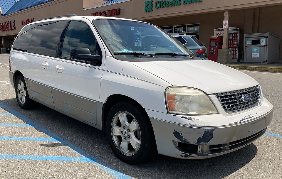 2005 Ford Freestar Limited in Vibrant White, front right, 06-26-2021