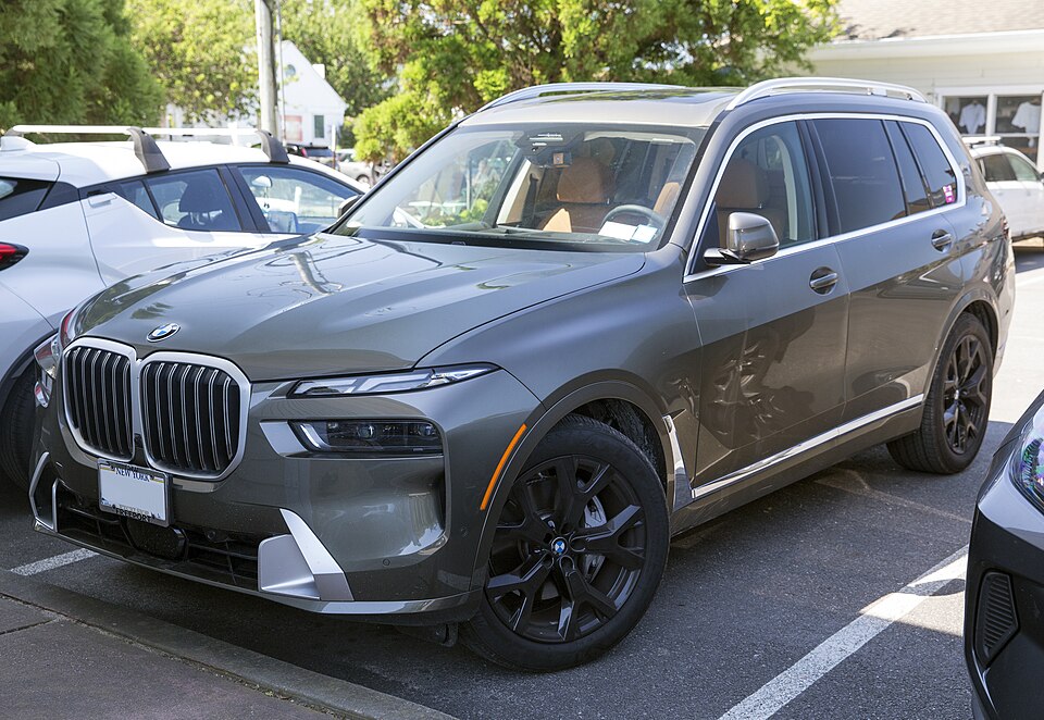 2024 BMW X7 xDrive40i in Manhattan Metallic. front left
