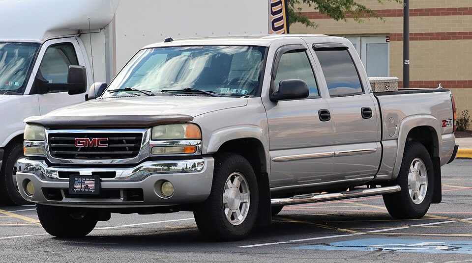 2004 GMC Sierra 1500 SLE Crew Cab in Silver Birch Metallic, front left, 09-18-2026