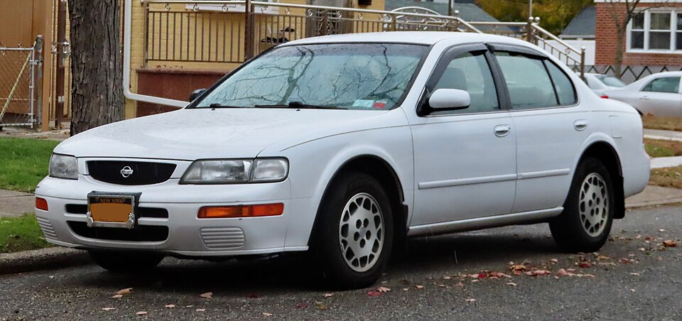 1995 Nissan Maxima, front 11.22.19, photographed in United States