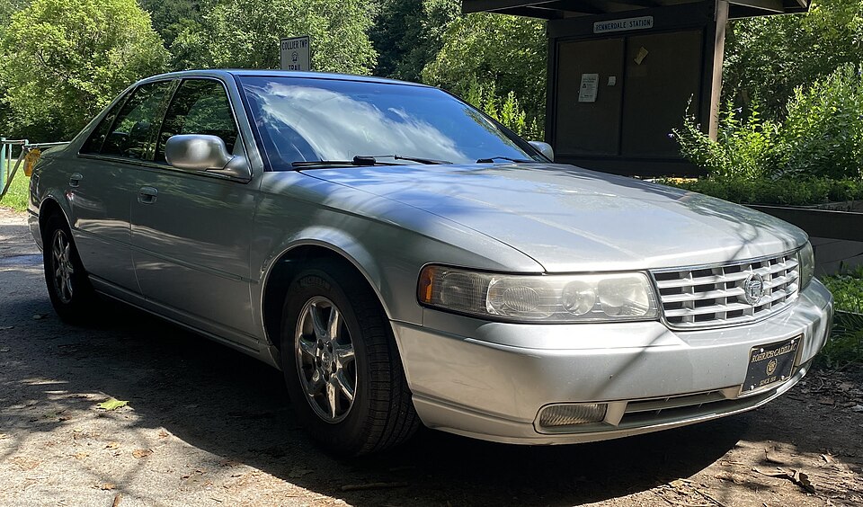 1999 Cadillac Seville STS in Sterling, front right, 07-30-2022