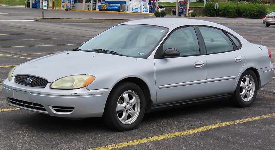 2004 Ford Taurus SE Sedan, front left, 08-14-2022