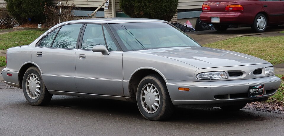 1998 Oldsmobile Eighty-Eight, front right, 01-18-2023
