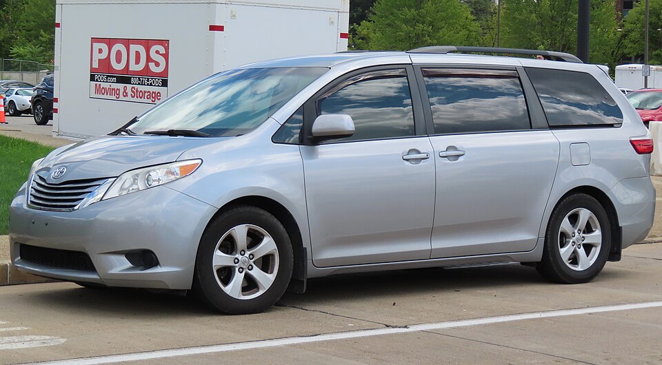 2016 Toyota Sienna LE, front left, 08-27-2023