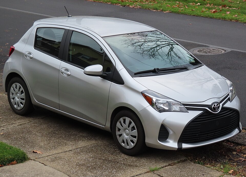 2017 Toyota Yaris L 5-door, front right, 11-23-2023