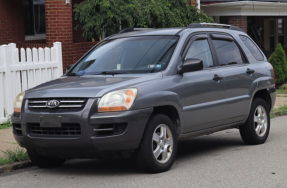 2007 Kia Sportage LX in Steel Silver, front left, 08-08-2026
