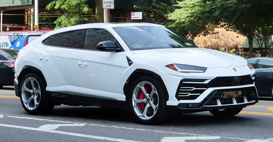 2019 Lamborghini Urus, front 7.20.19