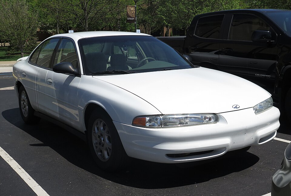 2000 Oldsmobile Intrigue GX in Arctic White, front right, 04-27-2025