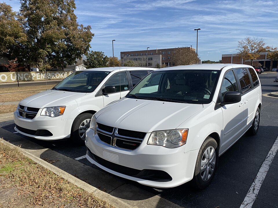 2014 Dodge Grand Caravan SE models in white 1of4