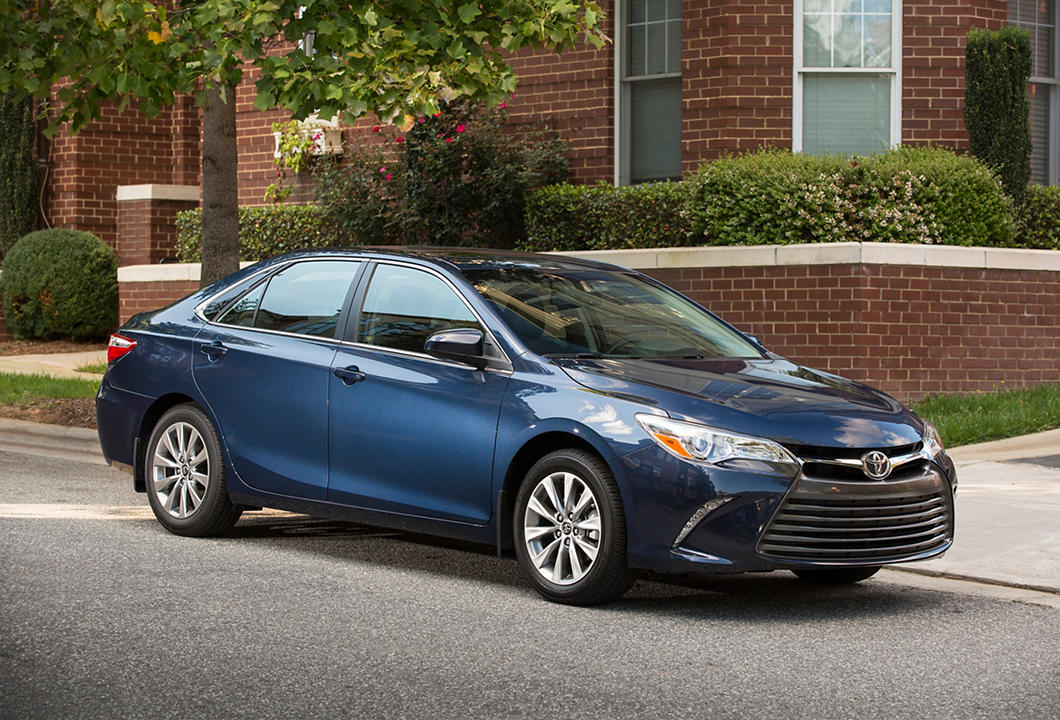 2015_Toyota_Camry_XLE-1
