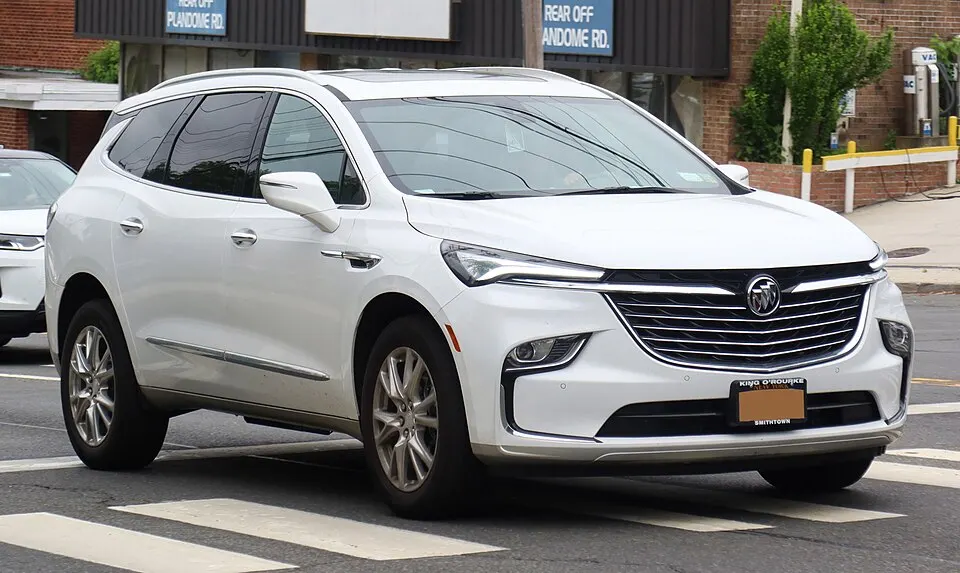 2022 Buick Enclave 'Essense' (facelift), front 6.1.22, photographed in United States