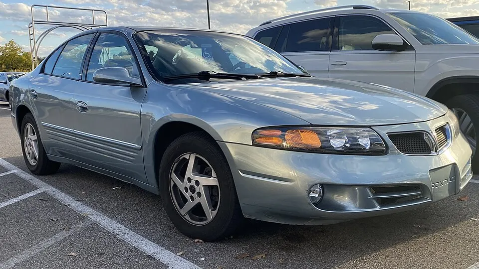2003 Pontiac Bonneville SE in Steel Blue Metallic, front right, 10-14-2022, photographed in United States