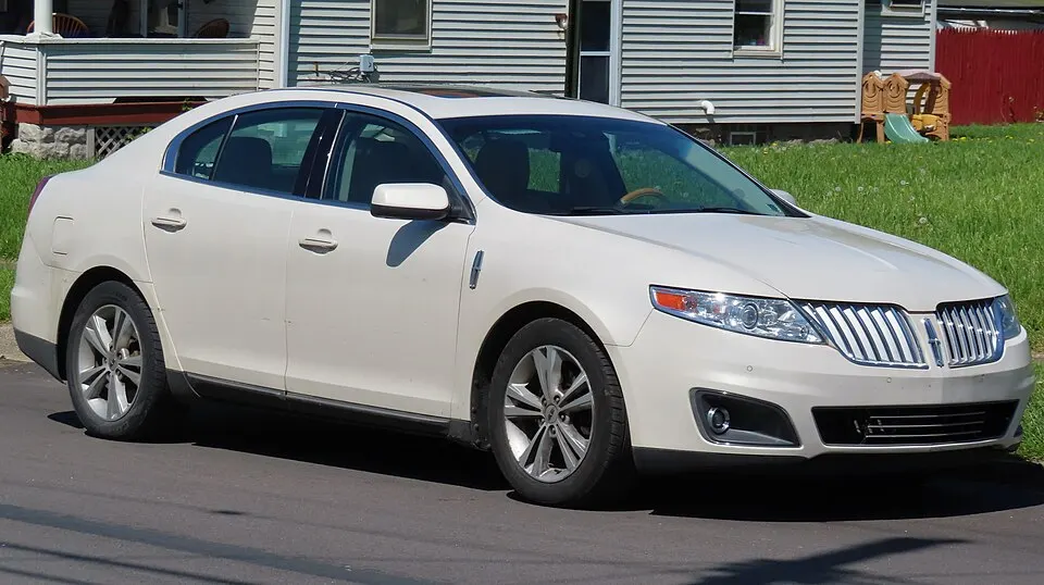2009 Lincoln MKS AWD, front right, 05-09-2023, photographed in United States