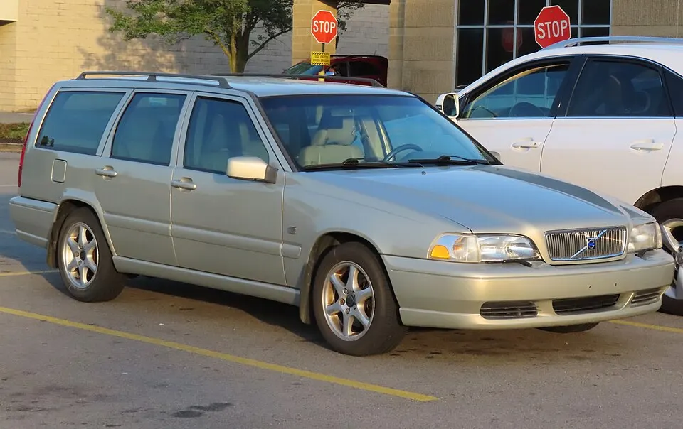 2000 Volvo V70, front right, 05-20-2024, photographed in United States