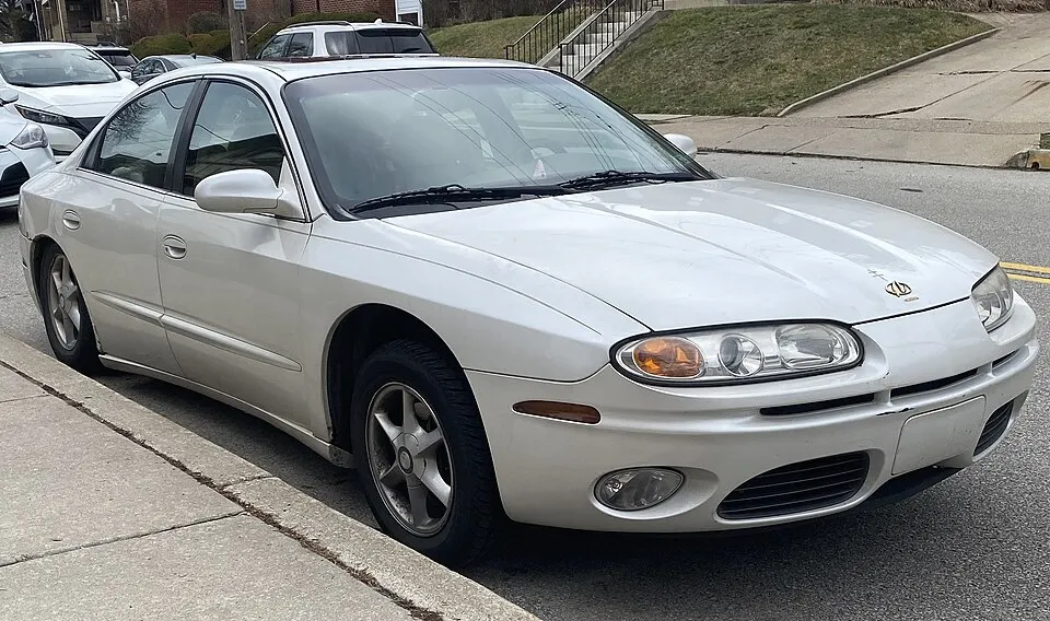 2001 Oldsmobile Aurora 3.5 in White Diamond, front right, 03-01-2023, photographed in United States