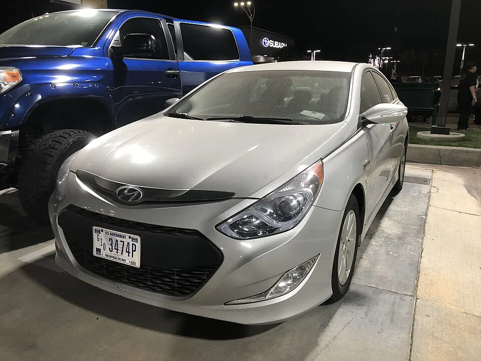 2013 Hyundai Sonata Hybrid with US Government license plates (Front-Left), photographed in United States