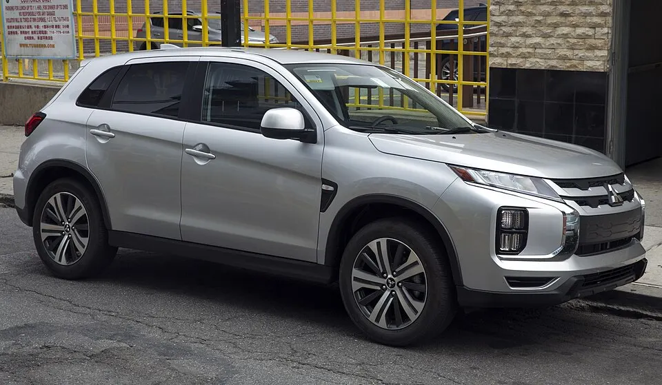 2020 Mitsubishi Outlander Sport ES FWD, front right (Flushing), photographed in United States