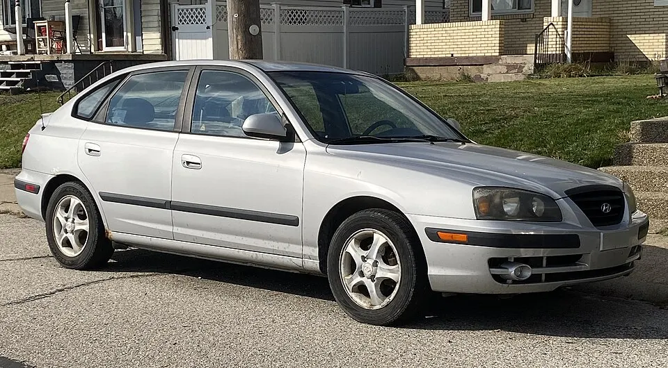 2005 Hyundai Elantra GLS in Sterling, front left, 11-05-2023, photographed in United States