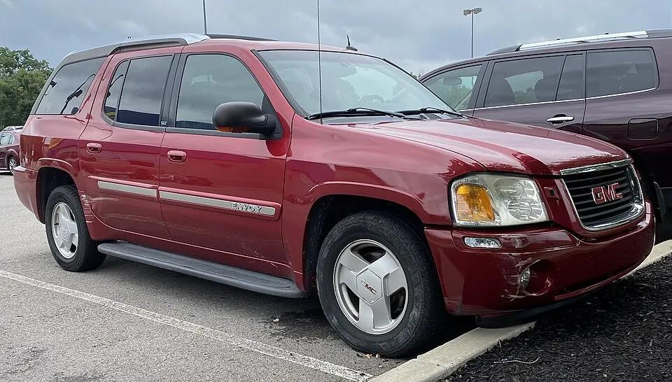 2004 GMC Envoy XUV SLE in Magnetic Red Metallic, front right, 07-27-2022, photographed in United States